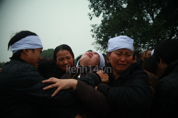 Người yêu khóc ngất bên linh cữu Vũ Ngọc Cương 44