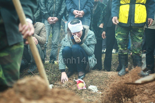 Người yêu khóc ngất bên linh cữu Vũ Ngọc Cương 50