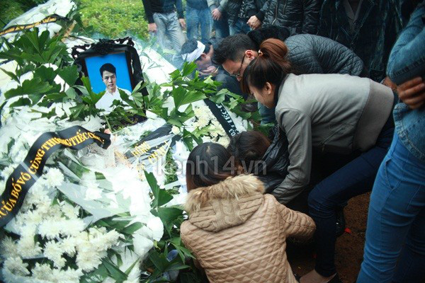 Người yêu khóc ngất bên linh cữu Vũ Ngọc Cương 54