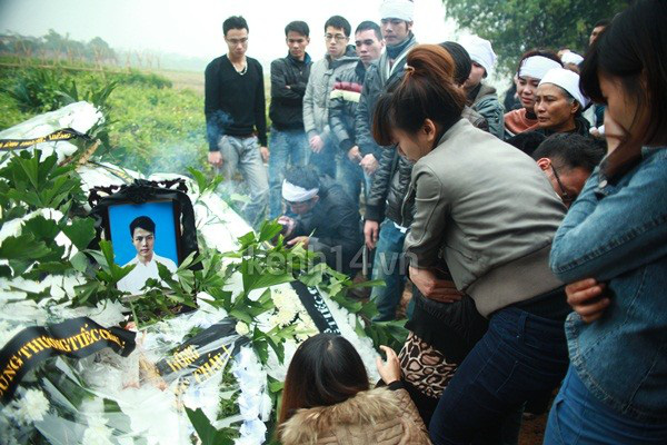 Người yêu khóc ngất bên linh cữu Vũ Ngọc Cương 55