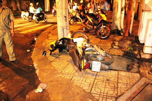 Nam thanh niên bị kẹt cứng ở miệng cống sau TNGT - 1