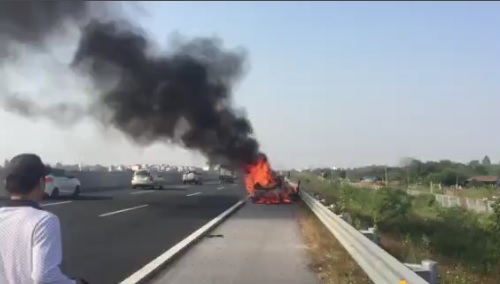 Xe ô tô bốc cháy dữ dội trên đường cao tốc Hà Nội