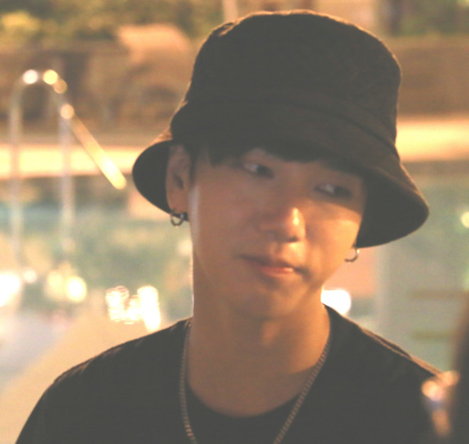 Mỹ nam Hàn Quốc Yesung kể chuyện bị fan Việt kéo áo, giật mũ