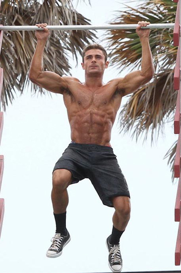 phim-hai-17-cua-dwayne-johnson-lo-dan-my-nhan-boc-lua-7