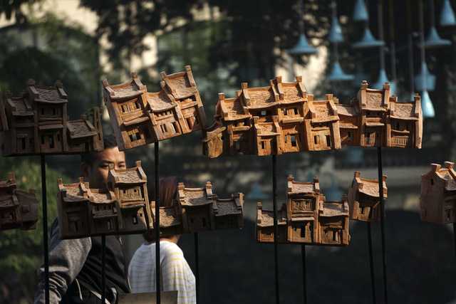 Trưng bày ở vị trí trang trọng là loạt mô hình nhà phố cổ Hà Nội làm bằng chất liệu gốm khá đẹp mắt. Sản phẩm của nhóm tác giả Gốm Chi, được các nghệ sỹ đặt tên Di sản.