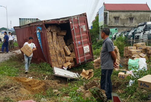 Đỗ trên đường ray, xe container bị tàu đâm đứt rời