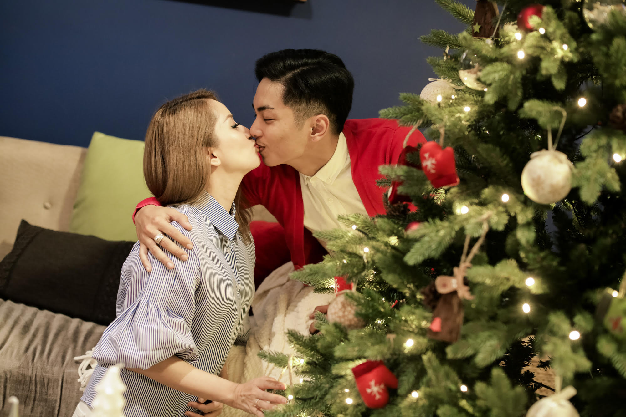 Phan Hiển hôn Khánh Thi ngọt ngào trong ngày Giáng sinh