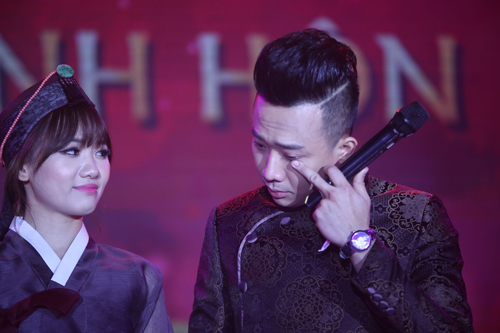 Trấn Thành khóc khi nhìn lại hành trình yêu Hari Won trong đám cưới
