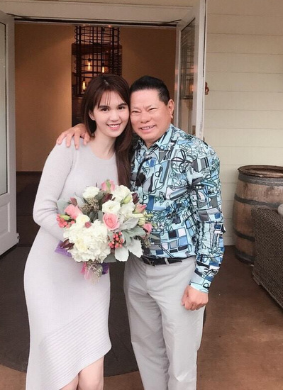 Họ chính thức hẹn hò từ tháng 11 qua sự giới thiệu của con dâu doanh nhân nổi tiếng. Người con dâu tiết lộ ông Hoàng Kiều cảm mến Ngọc Trinh ngay khi nhìn thấy ảnh cô chụp chung với đồng nghiệp. Sau đó, ông Hoàng Kiều chủ động liên lạc và nhận được sự đồng ý của người đẹp. Họ từng đi du lịch Nhật Bản vào tháng 11.