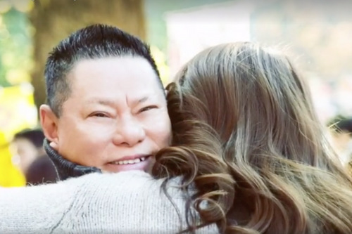 Cả hai thể hiện tình cảm ngọt ngào trên phố