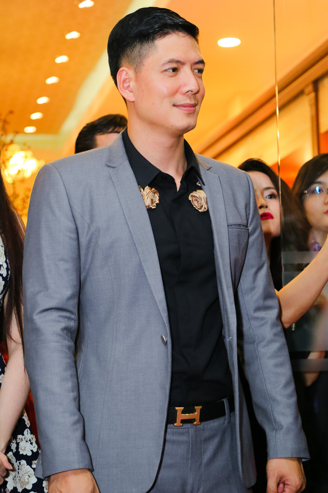 Vắng mặt vợ, Bình Minh ga lăng với các sao nữ