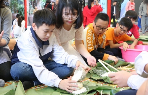 Trường Lương Thế Vinh gói tặng hàng nghìn chiếc bánh chưng tới trẻ em vùng cao và người nghèo