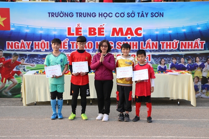 Sôi động ngày hội thể thao học sinh chào mừng 70 năm thành lập trường THCS Tây Sơn