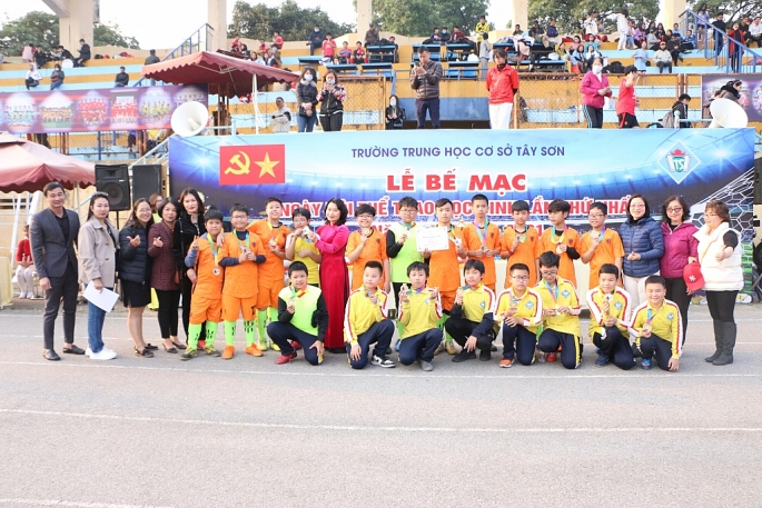 Sôi động ngày hội thể thao học sinh chào mừng 70 năm thành lập trường THCS Tây Sơn