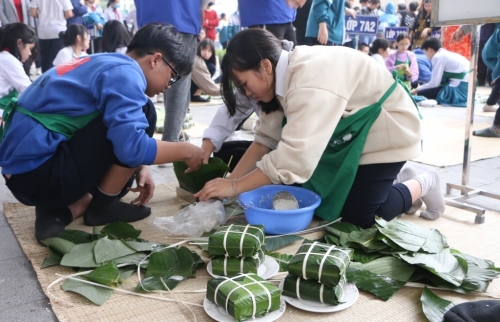 Giáo dục văn hóa truyền thống cho học sinh qua không gian Tết xưa ngay tại trường