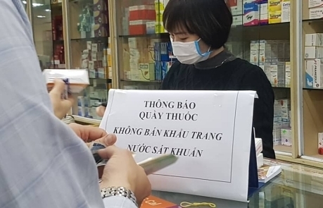 Nhiều quầy thuốc tại Hà Nội trưng biển "không bán khẩu trang, nước rửa tay"