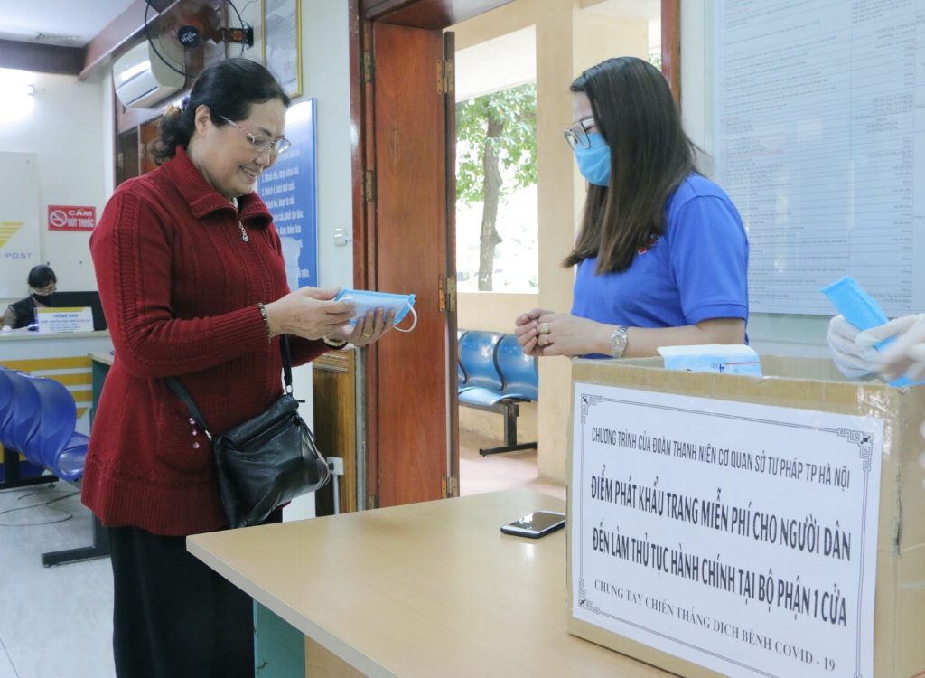 doan thanh nien so tu phap ha noi tang khau trang gang tay mien phi cho nguoi dan