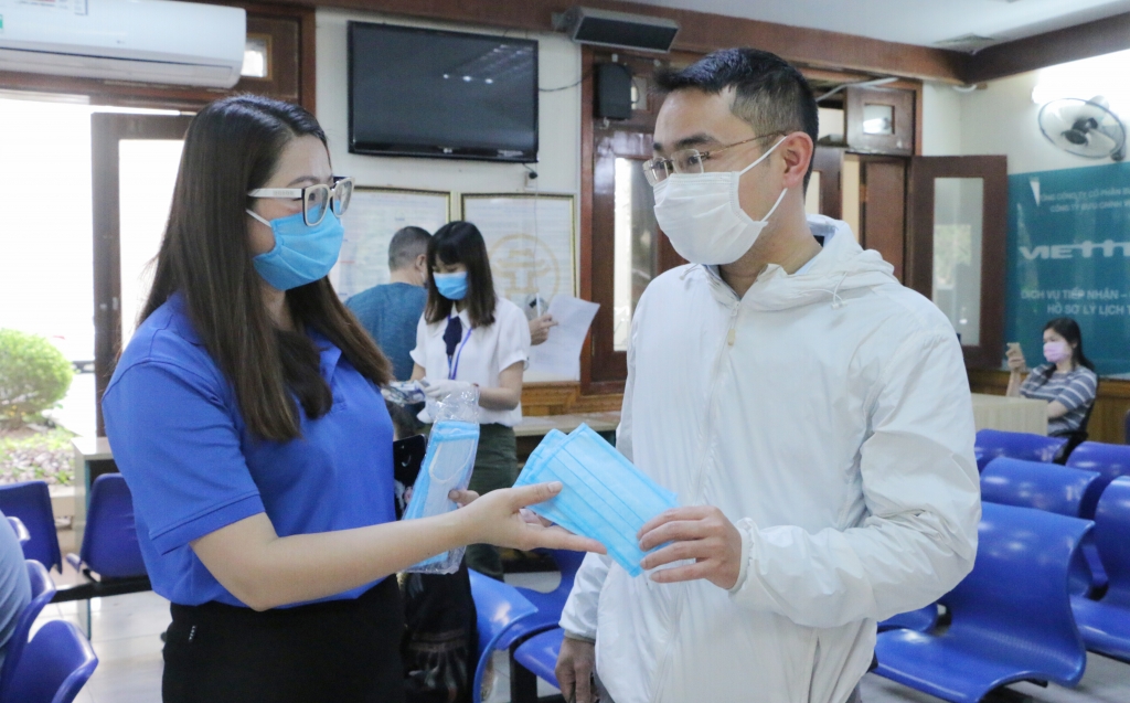 doan thanh nien so tu phap ha noi tang khau trang gang tay mien phi cho nguoi dan