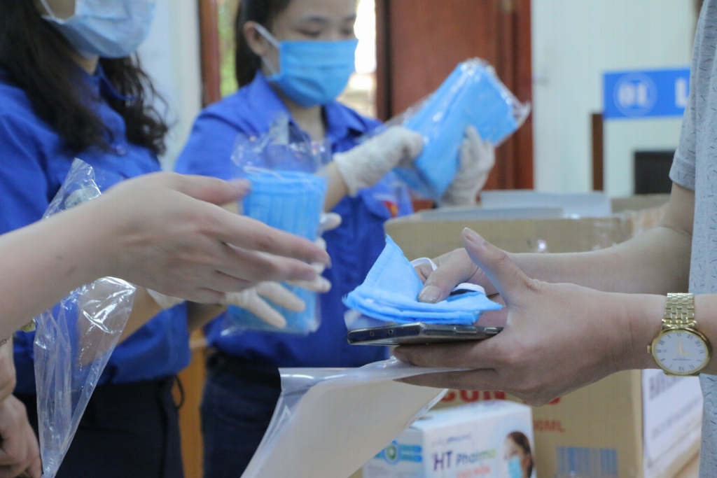 doan thanh nien so tu phap ha noi tang khau trang gang tay mien phi cho nguoi dan