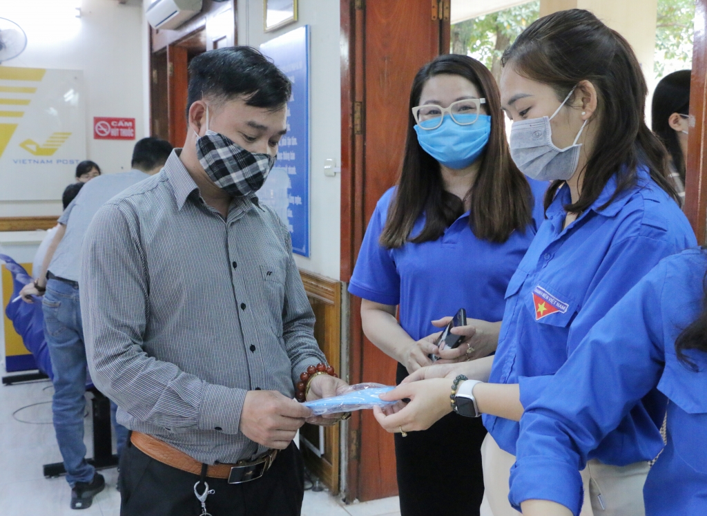 doan thanh nien so tu phap ha noi tang khau trang gang tay mien phi cho nguoi dan