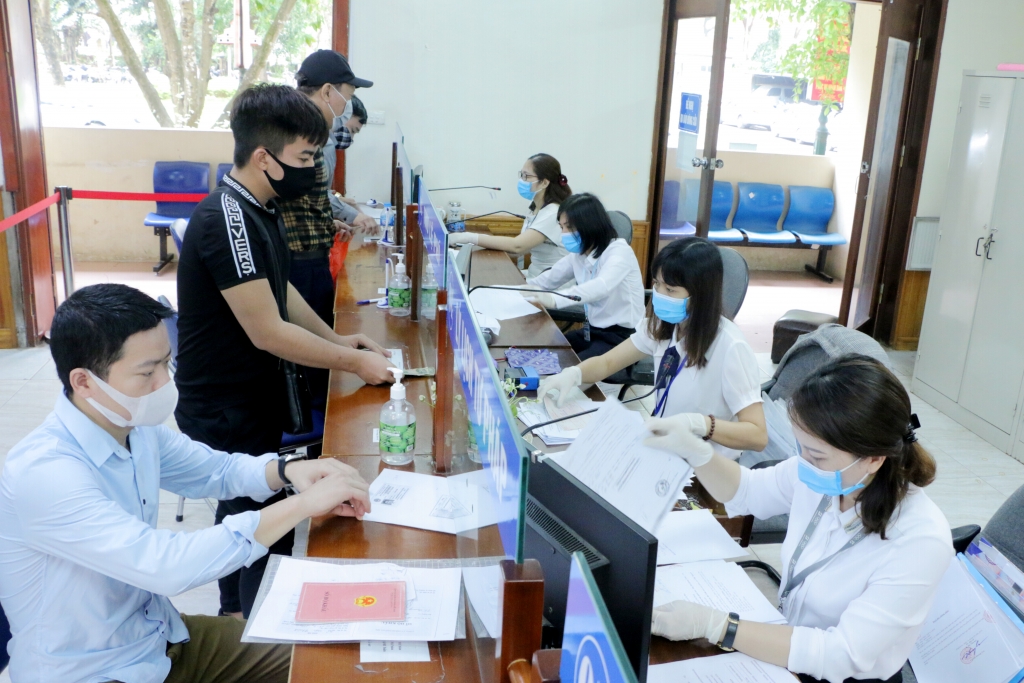 doan thanh nien so tu phap ha noi tang khau trang gang tay mien phi cho nguoi dan