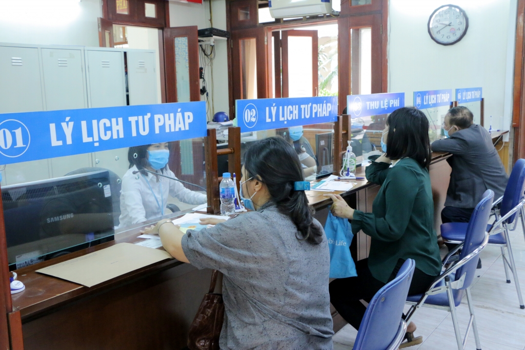 doan thanh nien so tu phap ha noi tang khau trang gang tay mien phi cho nguoi dan