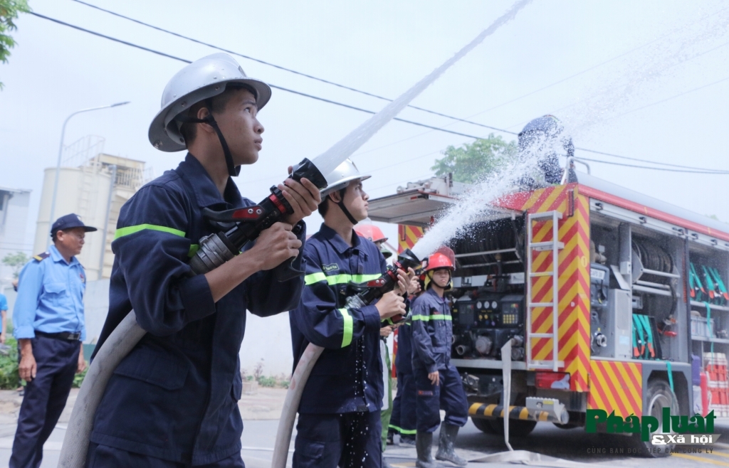 Cảnh sát phòng cháy diễn tập phương án chữa cháy, cứu nạn tại cụm công nghiệp Dương Liễu