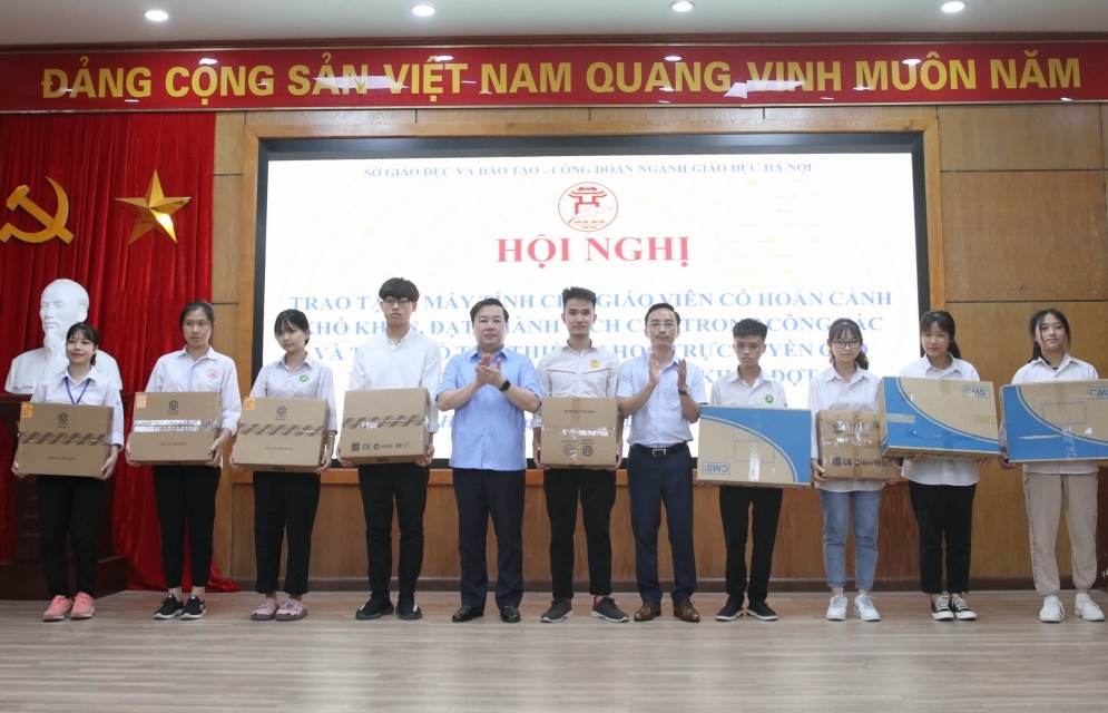 Ngành Giáo dục Hà Nội tặng hàng trăm máy tính, thiết bị học trực tuyến cho học sinh khó khăn