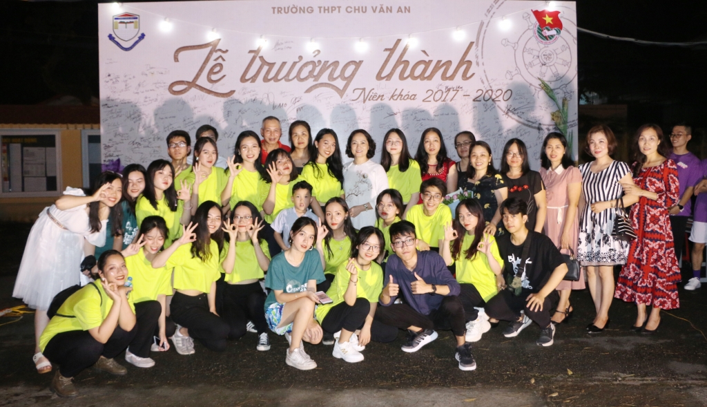 Lễ tri ân đầy sắc màu của học sinh khối 12 trường THPT Chu Văn An