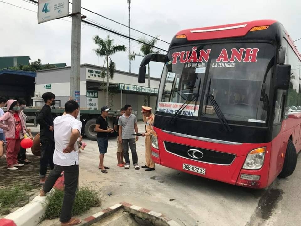 xe khach 46 cho nhoi nhet den 87 hanh khach dang di chuyen bi csgt ha noi chan bat