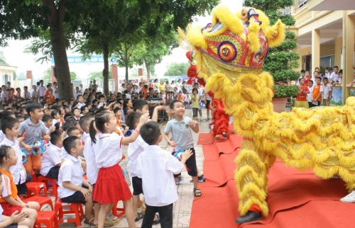 Học sinh rộn ràng đón Tết Trung thu tại trường Tiểu học Yên Nghĩa