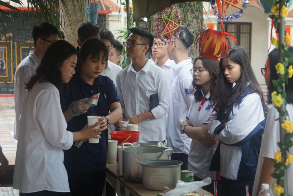 hoc sinh cap 3 tang hang tram suat qua trung thu toi nguoi lao dong ngheo bang banh tu lam