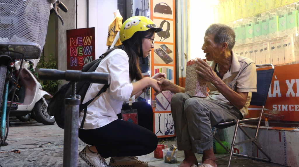 hoc sinh cap 3 tang hang tram suat qua trung thu toi nguoi lao dong ngheo bang banh tu lam