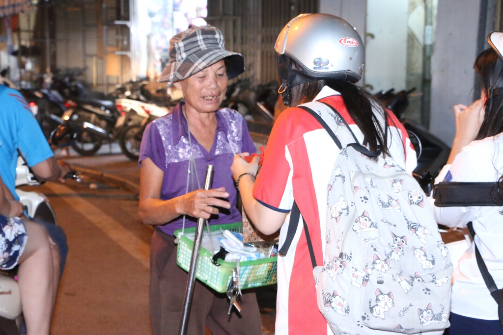 hoc sinh cap 3 tang hang tram suat qua trung thu toi nguoi lao dong ngheo bang banh tu lam