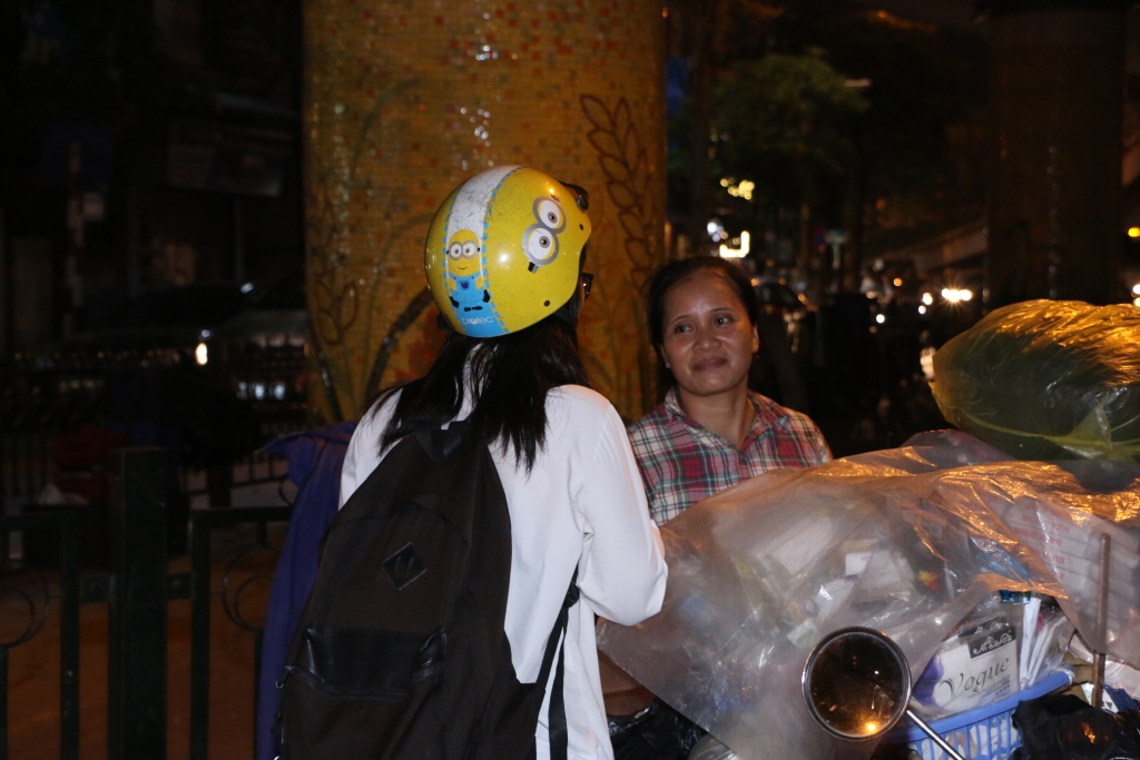 hoc sinh cap 3 tang hang tram suat qua trung thu toi nguoi lao dong ngheo bang banh tu lam