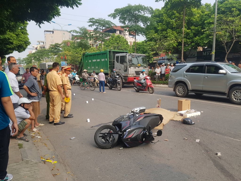 ha noi nguoi dan ong di xe may tu vong do va cham voi xe bon