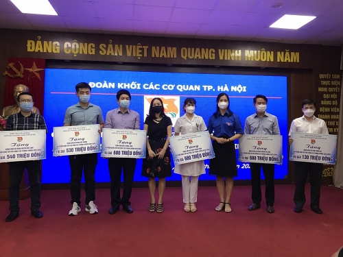 Hà Nội: Trao tặng nhiều sản phẩm dược tới các bệnh viện đang điều trị bệnh nhân Covid-19