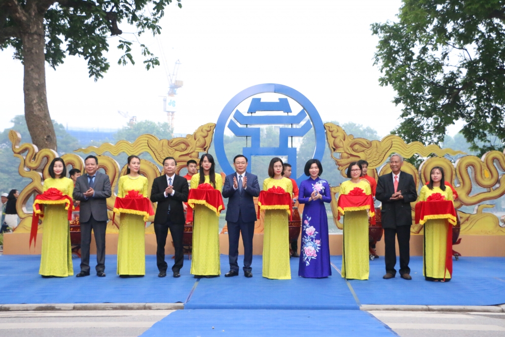 bi thu thanh uy vuong dinh hue du le cat bang khai mac trien lam thang long ha noi nhung dau son lich su