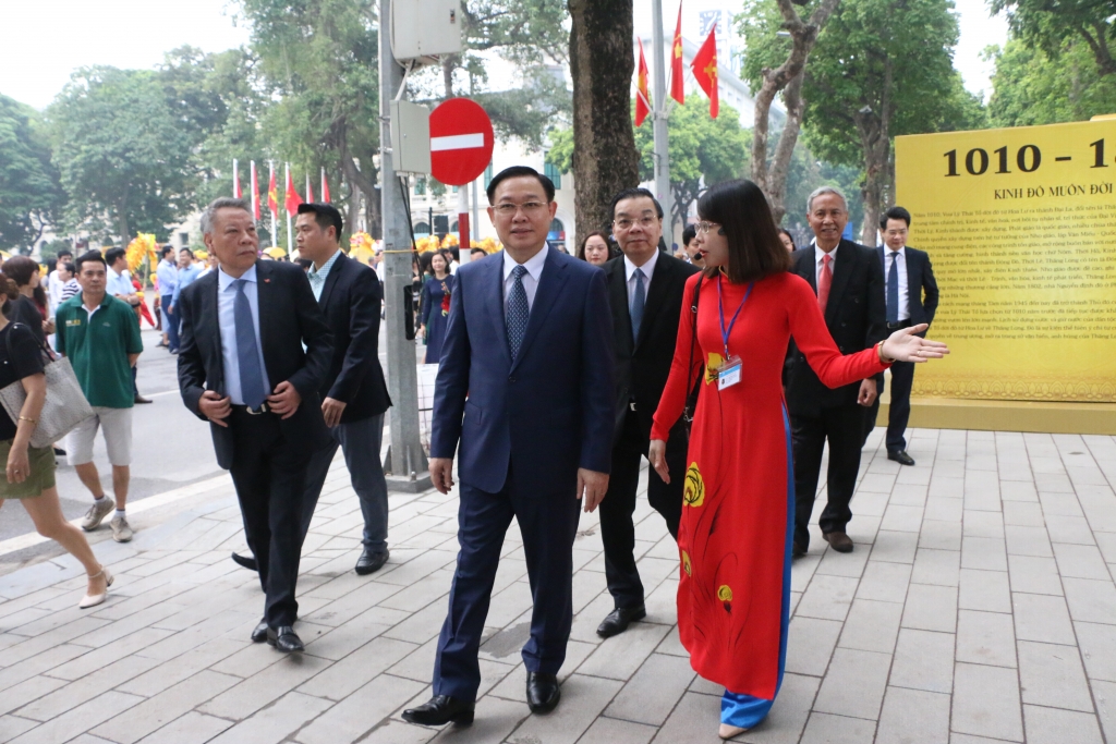 bi thu thanh uy vuong dinh hue du le cat bang khai mac trien lam thang long ha noi nhung dau son lich su