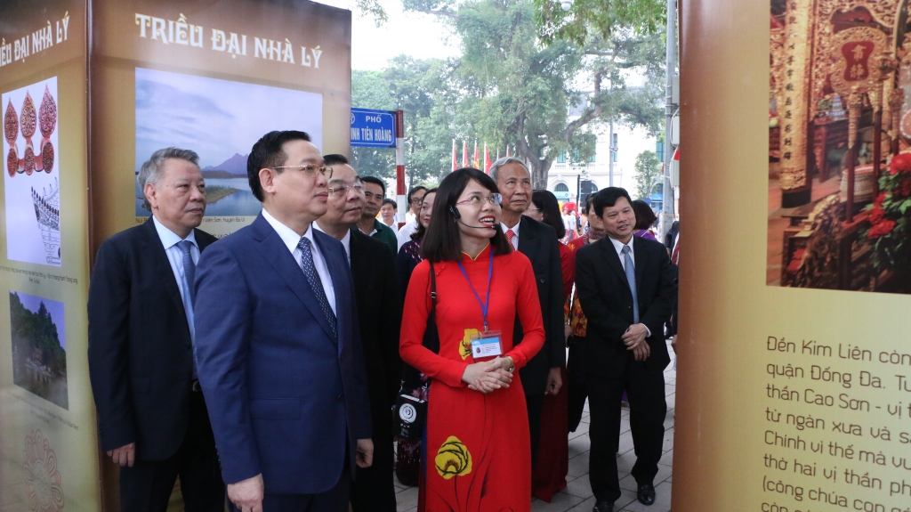 bi thu thanh uy vuong dinh hue du le cat bang khai mac trien lam thang long ha noi nhung dau son lich su