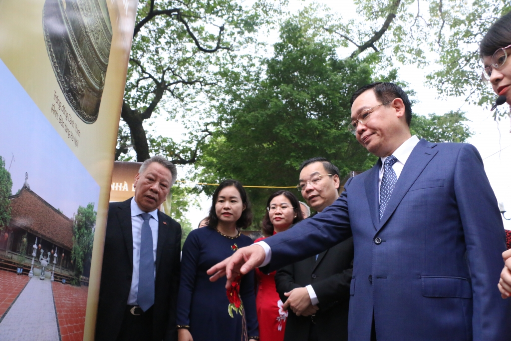 bi thu thanh uy vuong dinh hue du le cat bang khai mac trien lam thang long ha noi nhung dau son lich su