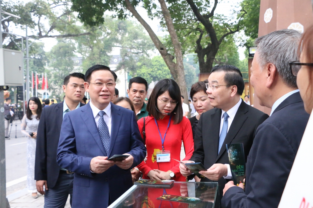 bi thu thanh uy vuong dinh hue du le cat bang khai mac trien lam thang long ha noi nhung dau son lich su