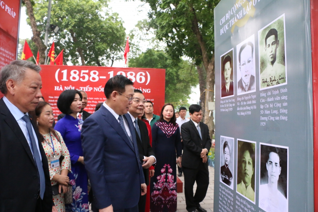 bi thu thanh uy vuong dinh hue du le cat bang khai mac trien lam thang long ha noi nhung dau son lich su