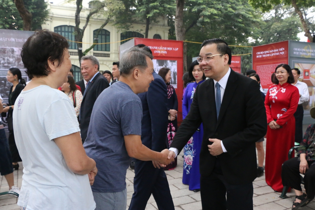 bi thu thanh uy vuong dinh hue du le cat bang khai mac trien lam thang long ha noi nhung dau son lich su