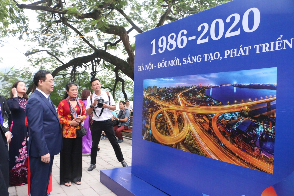 bi thu thanh uy vuong dinh hue du le cat bang khai mac trien lam thang long ha noi nhung dau son lich su