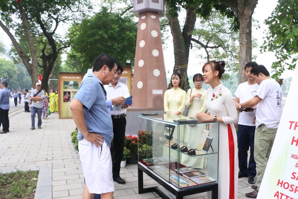 bi thu thanh uy vuong dinh hue du le cat bang khai mac trien lam thang long ha noi nhung dau son lich su