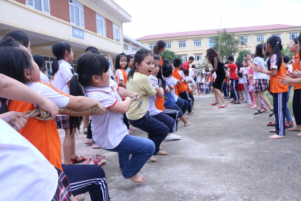 hoc sinh tieu hoc yen nghia hao hung voi cac hoat dong chao mung ngay 20 11