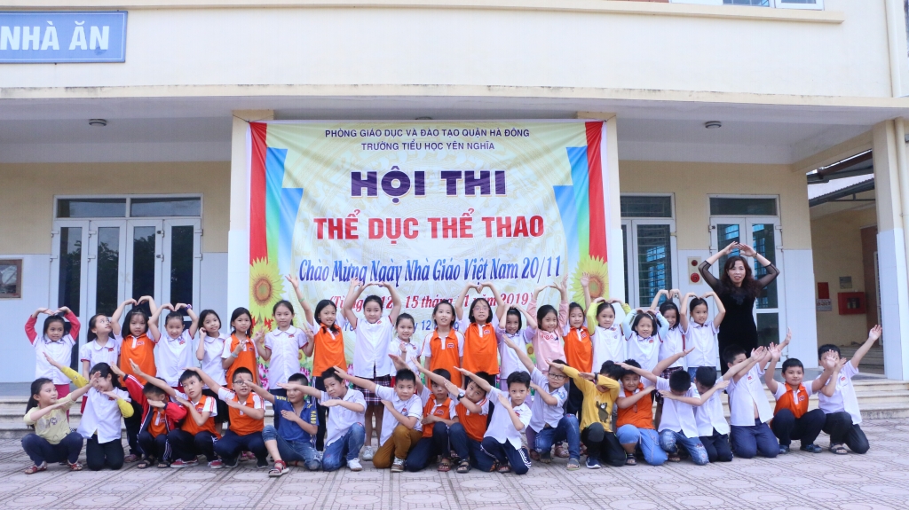 hoc sinh tieu hoc yen nghia hao hung voi cac hoat dong chao mung ngay 20 11