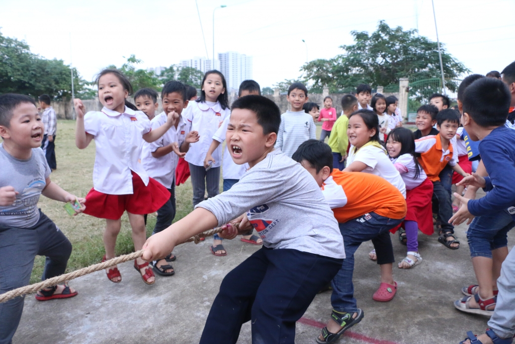 hoc sinh tieu hoc yen nghia hao hung voi cac hoat dong chao mung ngay 20 11