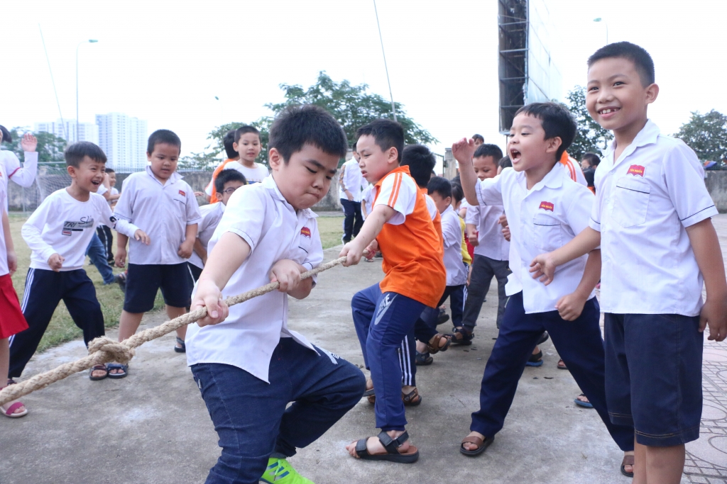 hoc sinh tieu hoc yen nghia hao hung voi cac hoat dong chao mung ngay 20 11